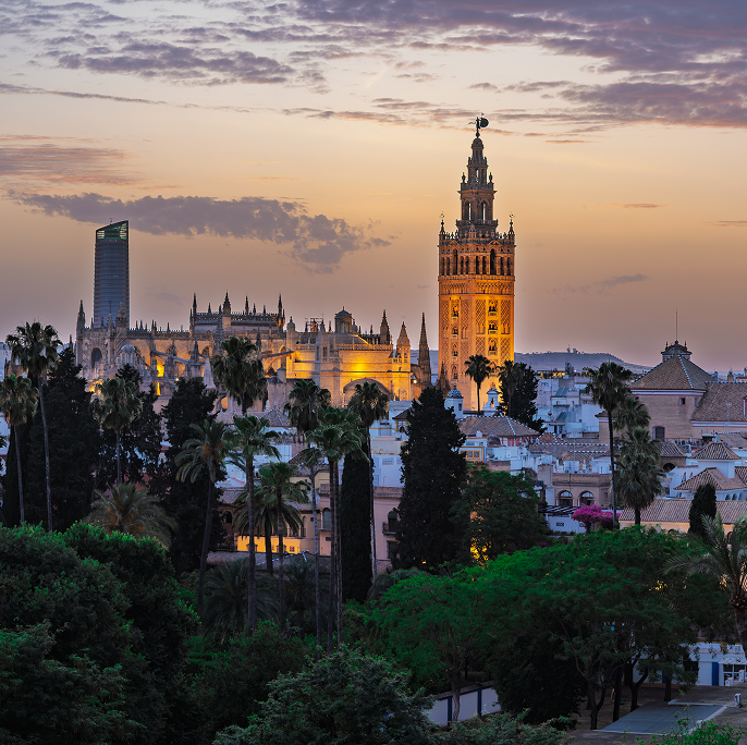Panorámica de Sevilla donde se ve la Giralda iluminada